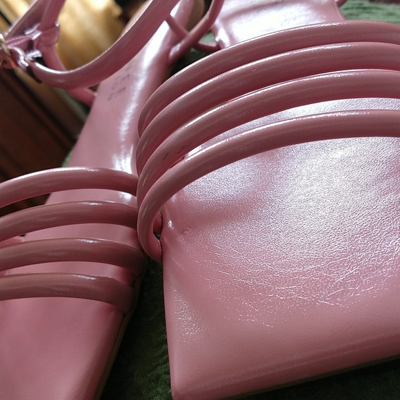 Journee Collection Sandals 7.5 - Picture 8 of 8